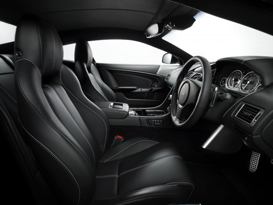 Интерьер Aston Martin DB9 Carbon Black 2010 года  (фото 4 из 8)